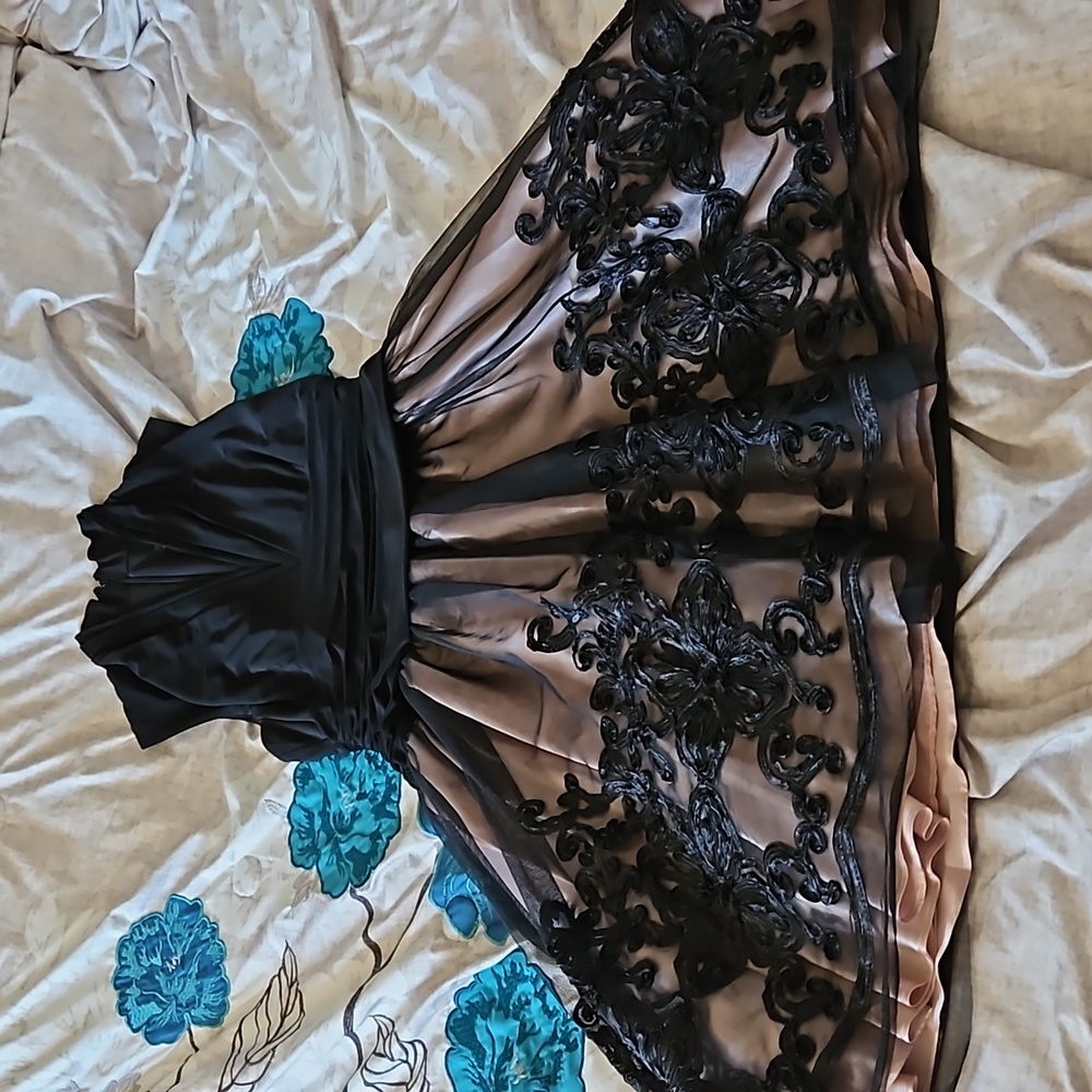 SLNY V-neck Black and Pink Sleeveless Party dress